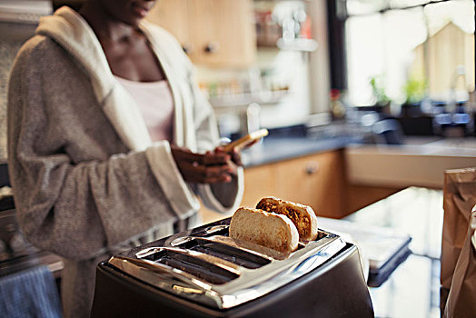 女人,发短信,机智,电话,烤面包,烤面包机,厨房