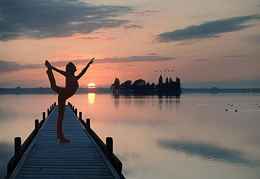 女人,逆光,瑜伽姿势,木质,码头,湖,正面,夕阳,下萨克森,德国,欧洲