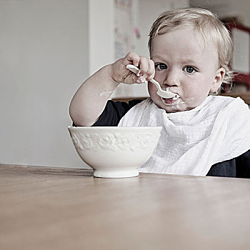 男孩,15个月,老,穿,围兜,吃,酸奶,勺子