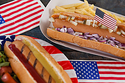 热狗,美国国旗,木桌子,特写
