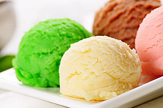 三个,冰淇淋球,白色背景,盘子