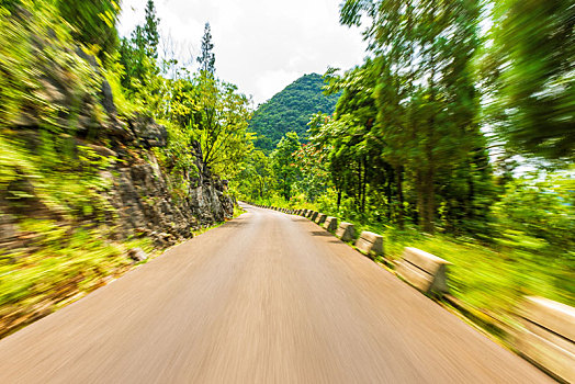 奔驰在动感的山路