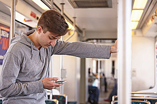 中年,男人,手机,地铁