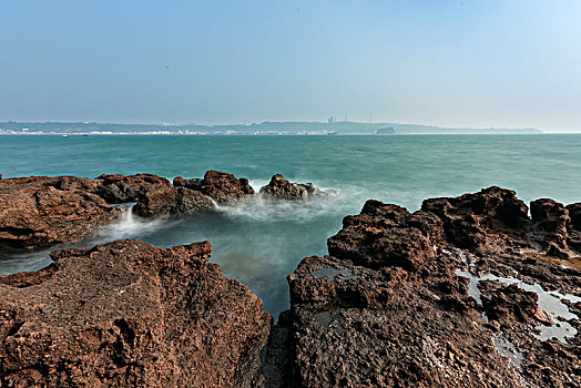 广西涠洲岛海浪拍击火山岩石