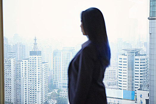 后视图,职业女性,向窗外看,城市