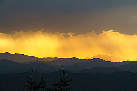 海坨山露营之日落晚霞