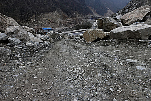 汽车素材,烂路乱石,山路