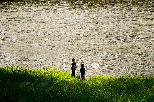 两个男孩,旁侧,水,拿着,渔网,俯视图,俄罗斯,欧洲