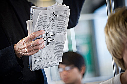 男人,读报纸,地铁