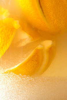 腌柠檬,在玻璃