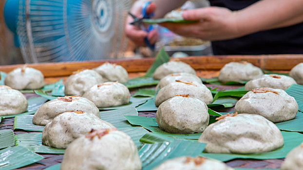 清明节祭拜祖先的供品草仔粿摆入竹皮子上