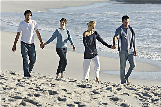 两对夫妇,握手,走,海滩