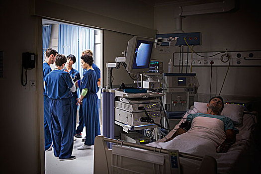 病人,卧,床上,加护病房,团队,医生,讨论,背景