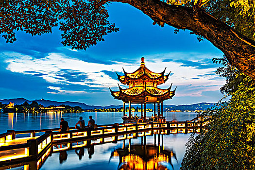 杭州西湖夜景双投桥与夕影亭