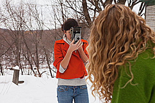 女青年,照相,朋友,雪中