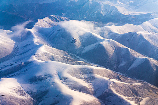 飞机飞行俯瞰雪山