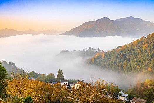 雾锁山村