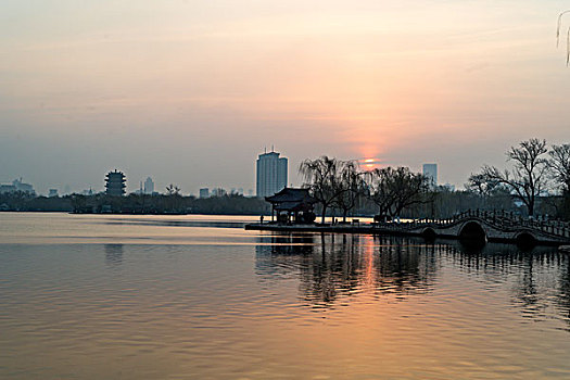 大明湖日出