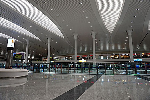 高大上的乌鲁木齐新火车站旅客候车大厅环境