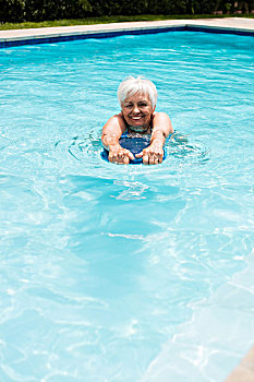 老年,女人,游泳,游泳池,晴天