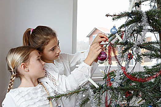 侧面视角,女孩,装饰,圣诞树,小玩意