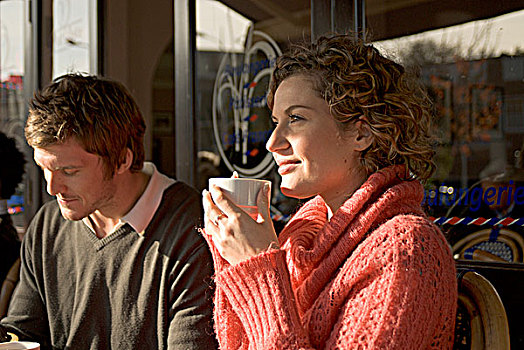 年轻,情侣,坐,街边咖啡厅