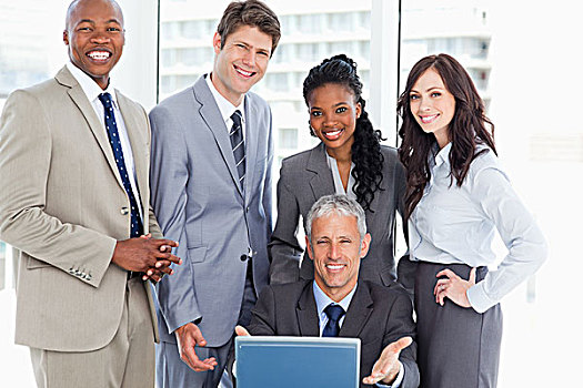 微笑,企业团队,站立,后面,经理,笔记本电脑
