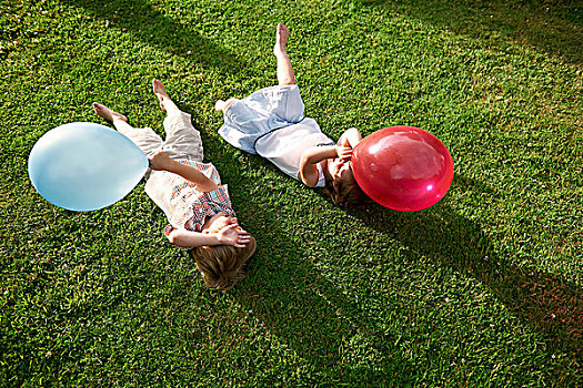 俯拍,兄弟姐妹,躺着,草,拿着,气球