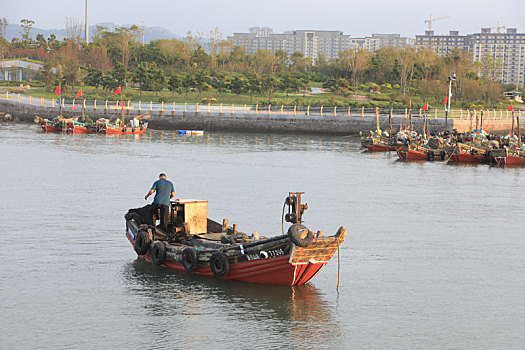 山东省日照市,实拍即将开海的渔码头,游客撒网垂钓赏风景