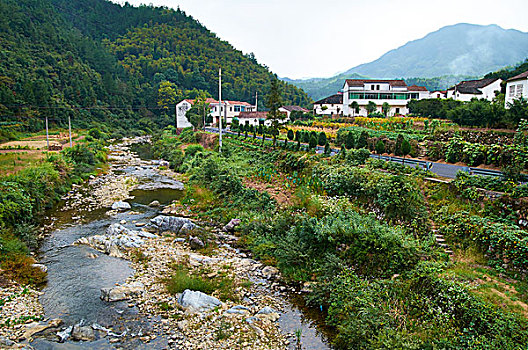 农村,乡村,河流,河道,河水,道路,山,山脉,树木,老房子,旧建筑,中国,自然风光