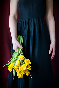女人,穿,黑色,连衣裙,拿着,束,黄色,郁金香