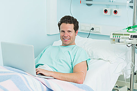 喜悦,病人,笔记本电脑,躺着,病床