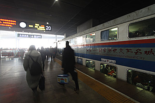 天津西站,火车站,交通,站台,车厢,建筑,高铁,现代化