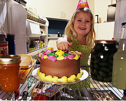 女孩,肖像,吃,蛋糕,电冰箱