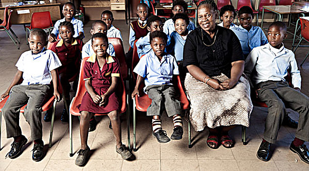 非洲,女教师,坐,随着,学生,在相机微笑