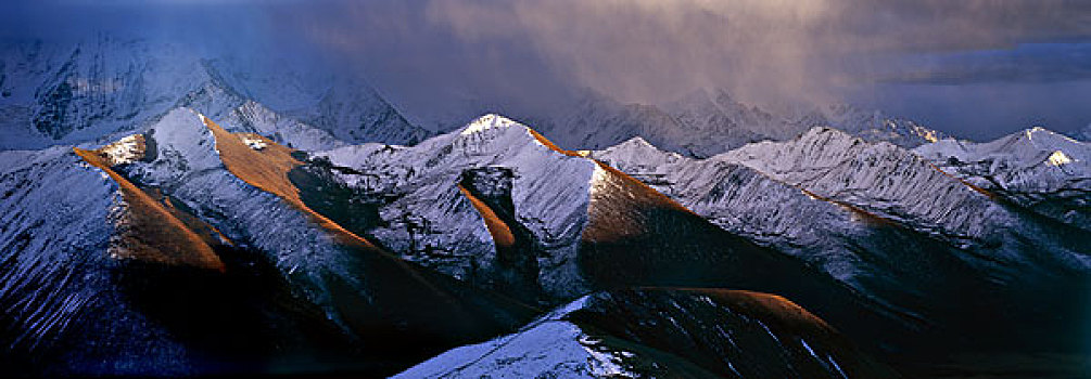 贡嘎山,背后