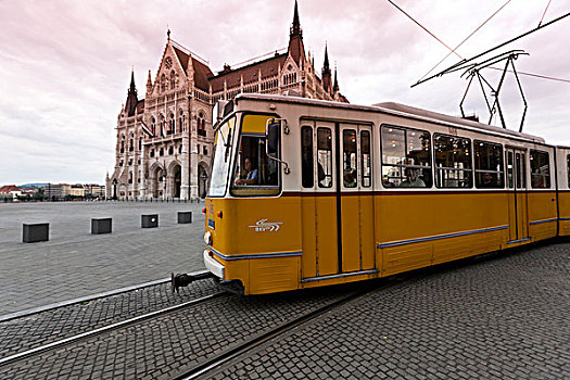 电动公交车在匈牙利首都布达佩斯