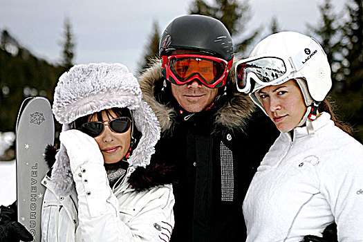 两个女人,男人,滑雪