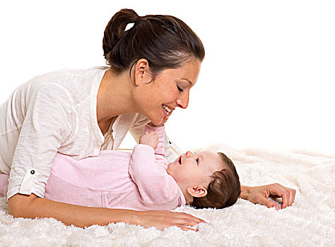 女婴,母亲,卧,高兴,玩,一起,白色背景,毛皮,毯子