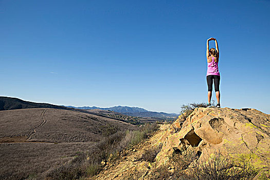 后视图,女人,练习,瑜伽姿势,上面,山,橡树,加利福尼亚,美国