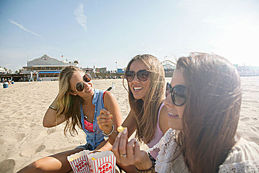 三个女人,年轻,坐,海滩,吃,爆米花