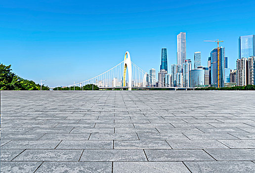前景为沥青路面的广州建筑群