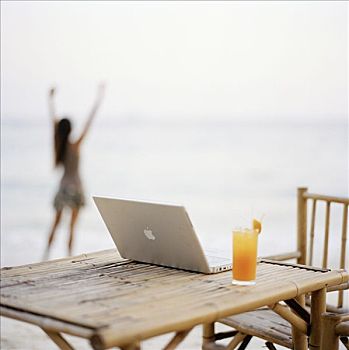 笔记本电脑,桌子,海滩,泰国