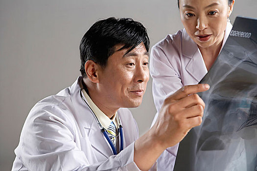 醫生與x光片