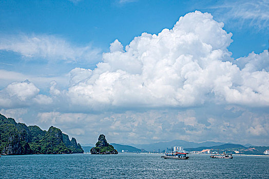 越南广宁鸿基市下龙湾海上石林