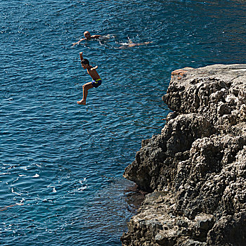男孩,跳跃,海洋,安纳卡普里,卡普里岛,坎帕尼亚区,意大利