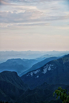 中国湖北省恩施市望城坡风景区远眺傍晚的山峰