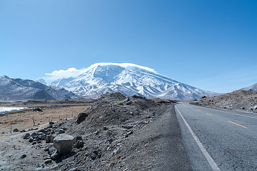 新疆慕士塔格峰道路