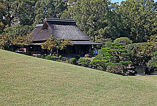 水前寺成趣园是仿造江户时代从江户日本桥至京都三条大桥间东海道上的53道美景缩小而建的,别具情趣,园内风景优雅,为典型的桃山风格的纯日本风情回游式庭院,图为园内精华处,茶室