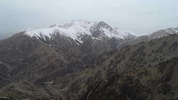 新疆哈密,春日天山海拔2800米处美景